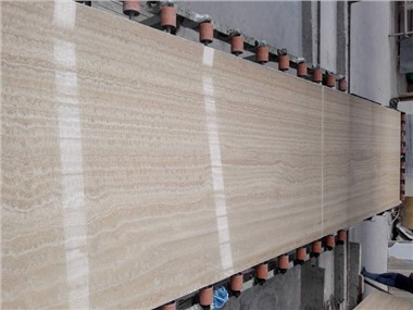 Δάπεδο από πλακάκια τραβερτίνη